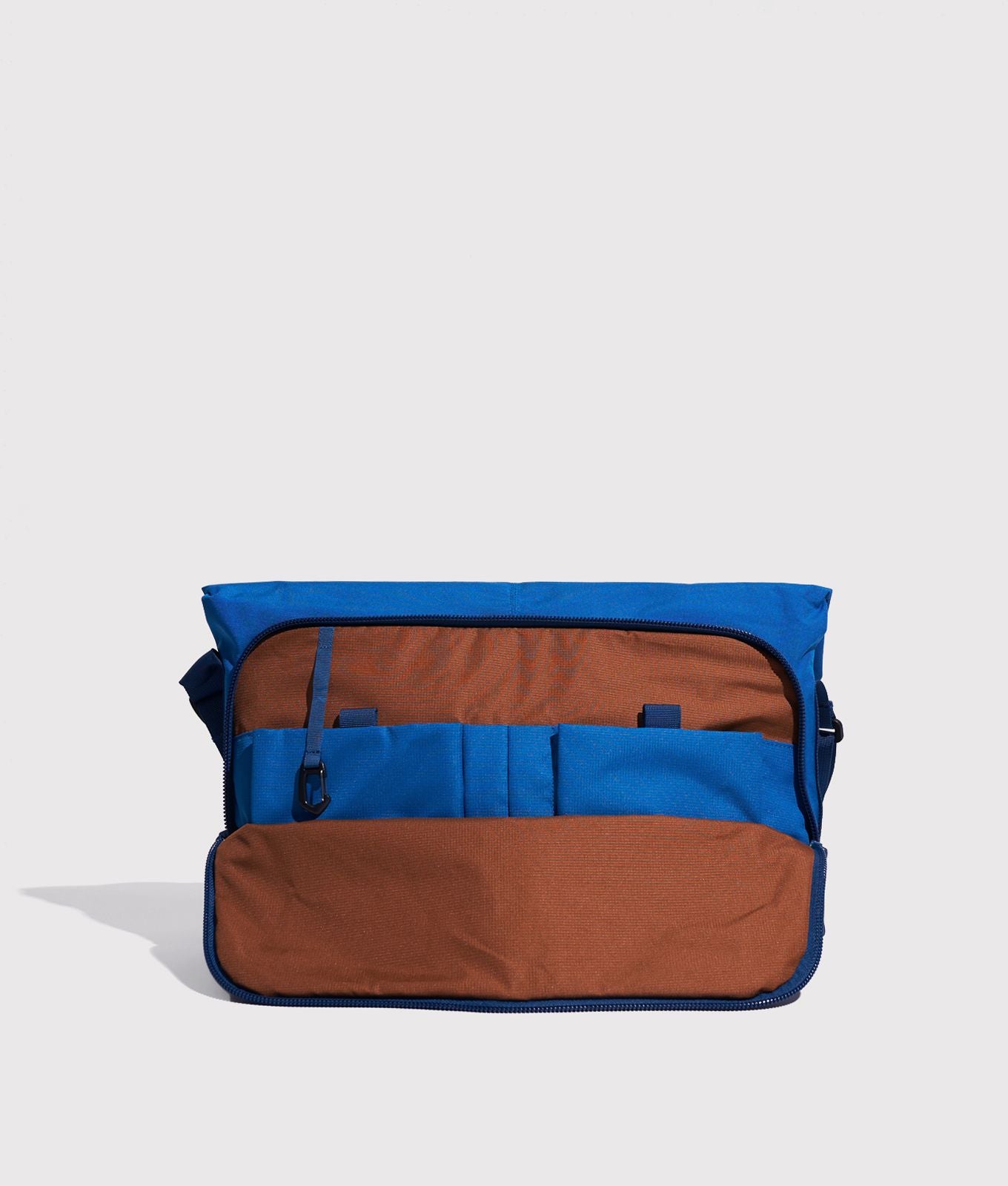 Crumpler Month on Monthブラック Month On Month - Messenger & Laptop Bag - Crumpler Australia