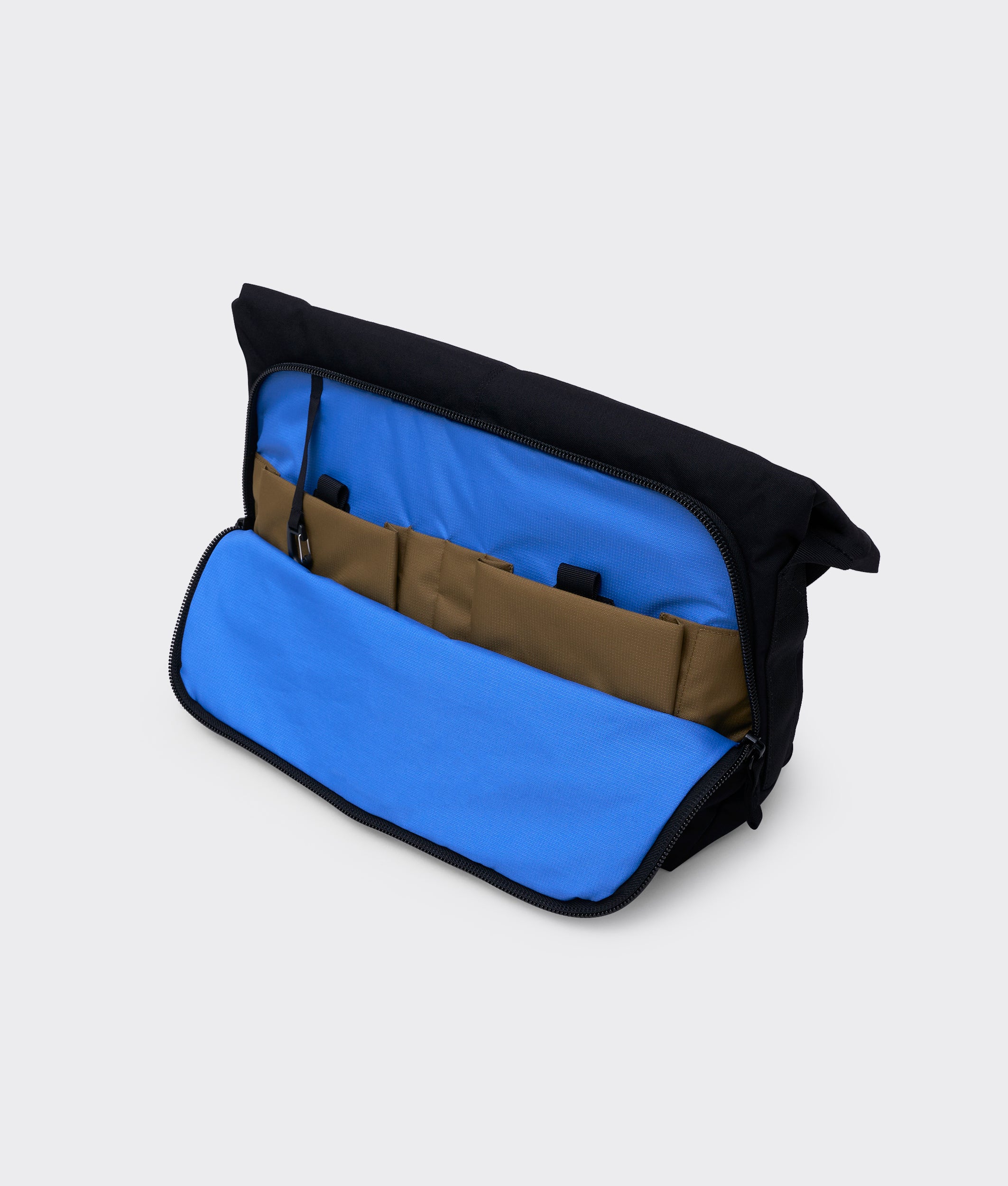 Crumpler Month on Monthブラック Month On Month - Messenger & Laptop Bag - Crumpler Australia